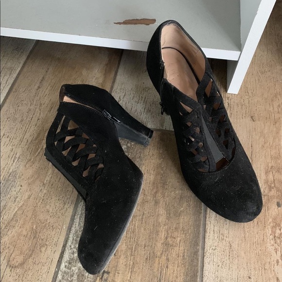Size 7.5 suede heeled booties - Picture 1 of 1